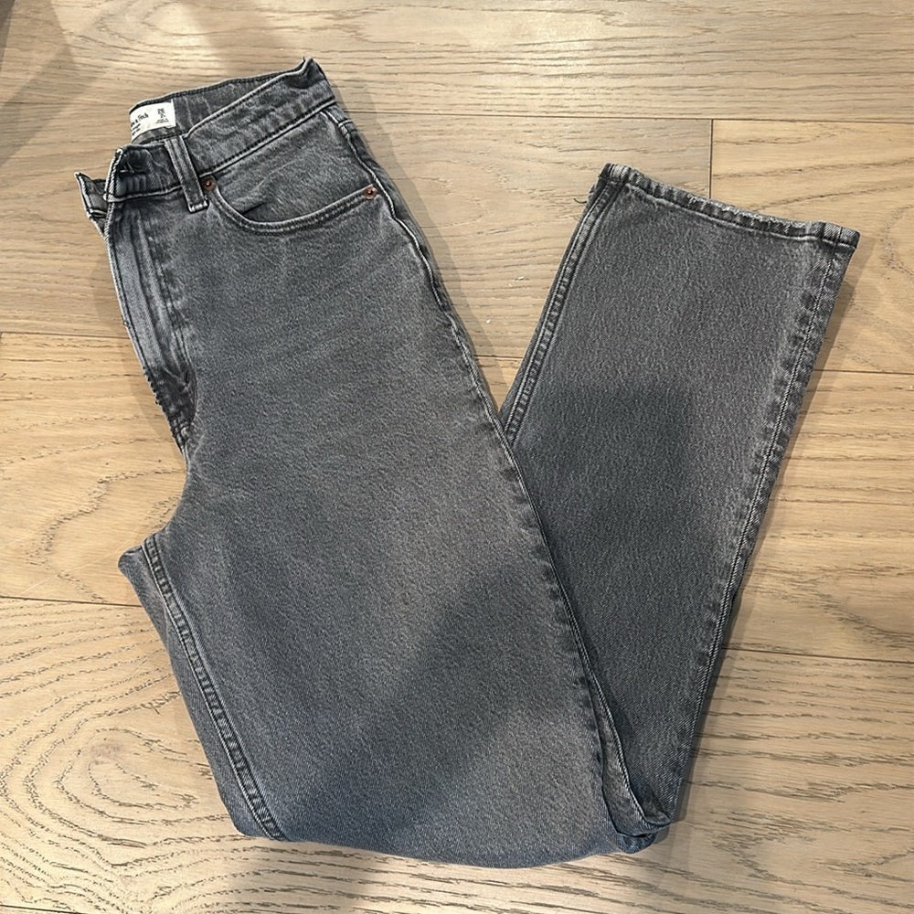 Abercrombie 90s Straight Ultra High Rise - 26R Curve Love